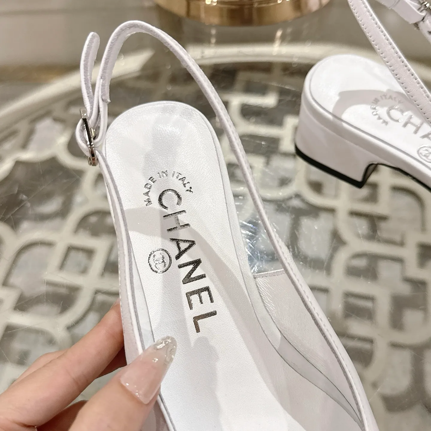 👟👟Ex-factory price 540👟👟 Chanel 𝟐𝟎𝟐𝟓SS spring and summer new double C button Mary Jane 🆕 Xiaoxiang𝐂jia's beautiful Mary Jane sandals are so sweet that they are so beautiful that they have a round square toe design. Cute and cute ~ metal/button logo. The appearance is super online. When you wear it, you will feel like a wealthy daughter. I thought it looked good only when I put it on my feet, I realized how easy it is to wear ~ Upper: Customized lambskin Lining: Sheepskin Outsole: Genuine leather outsole imported from Italy Code number: 35-42 (customized on 40.41.24, non-refundable) Packaging: The latest gift box packaging at the counter